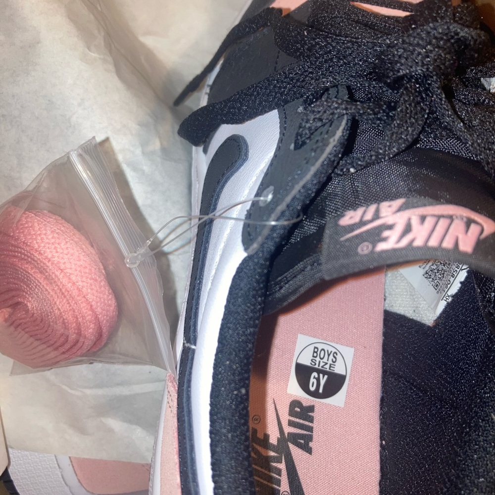 Air Jordan retro 1s low - Picture 3 of 3